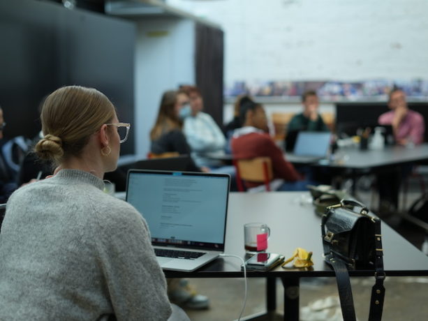 Photo d'une apprenante de la formation ux writing à lelaptop