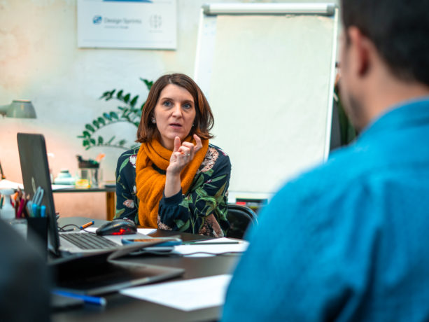 Image d'une apprenante pendant la formation UX Stratégie à Laptop