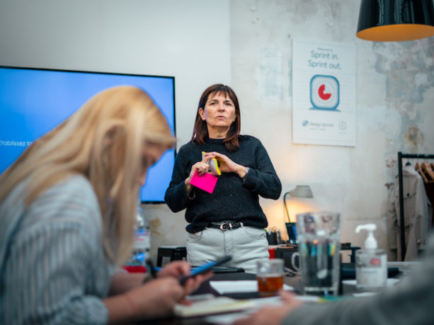 Image de Sylvie Daumal enseignant les méthodes du Design Systémique