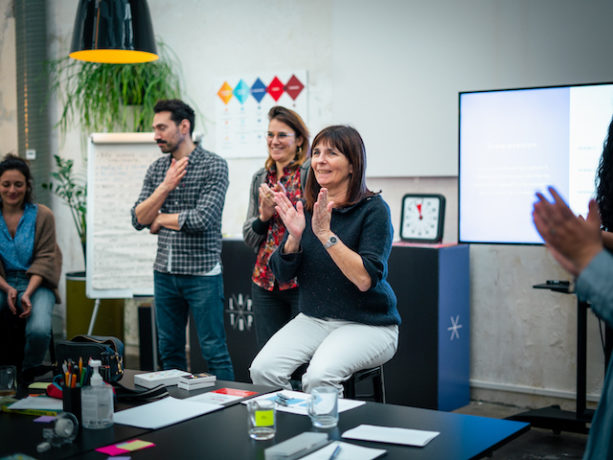 Image de Sylvie Daumal applaudissant pendant la formation Design Systémique