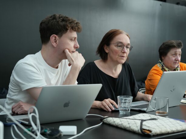 Photographie de 3 apprenants s'entraidant pendant la formation UI Design : Kevin Mercier