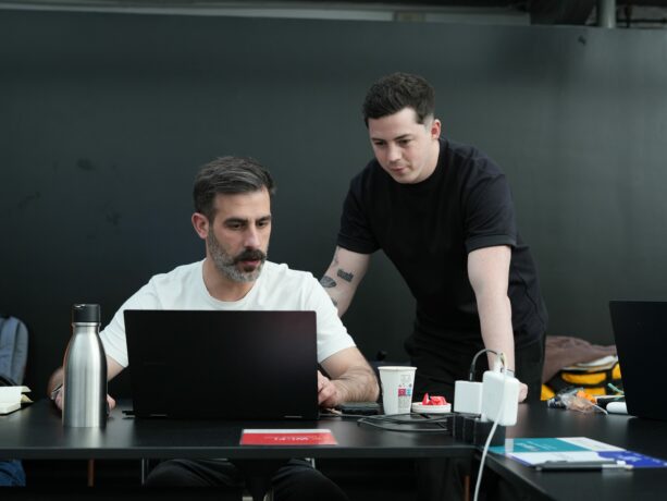 Photographie d'un apprenant aidé par l'intervenant en formation UI Design : Kevin Mercier