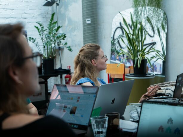 Photographie de 2 apprenantes concentrées sur l'intervenant en formation UI Design : Kevin Mercier