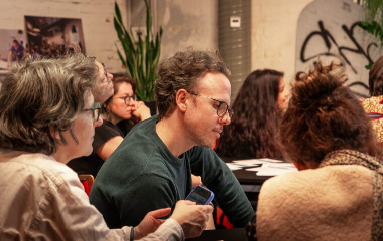 Photo de l'atelier animé par Luz Delgado et Ferréole Lespinasse, coordonné par Flupa et Céline Khy. Durant cet atelier, les participants ont pris connaissance de certains textes administratifs. Ils les ont améliorés et nous avons partagé de manière collective les résultats.