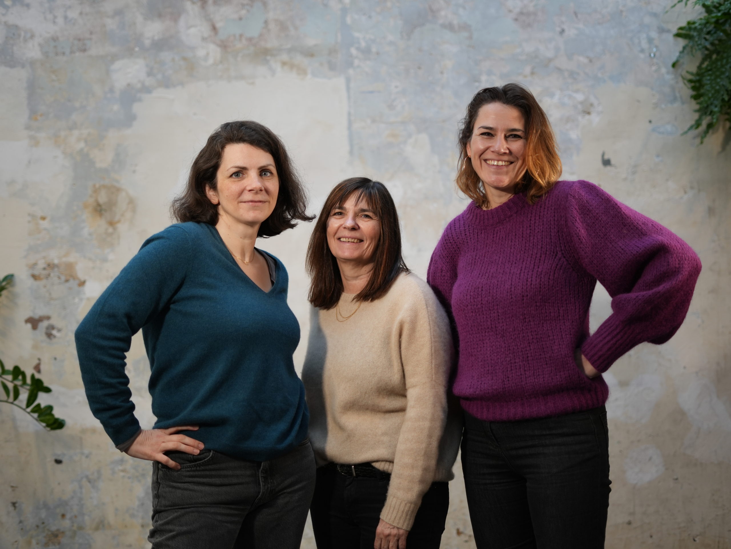 Rachel Donnat, Sylvie Daumal et Pauline Thomas posant dans les locaux du Laptop à l'occasion du lancement du workshop Design Systémique