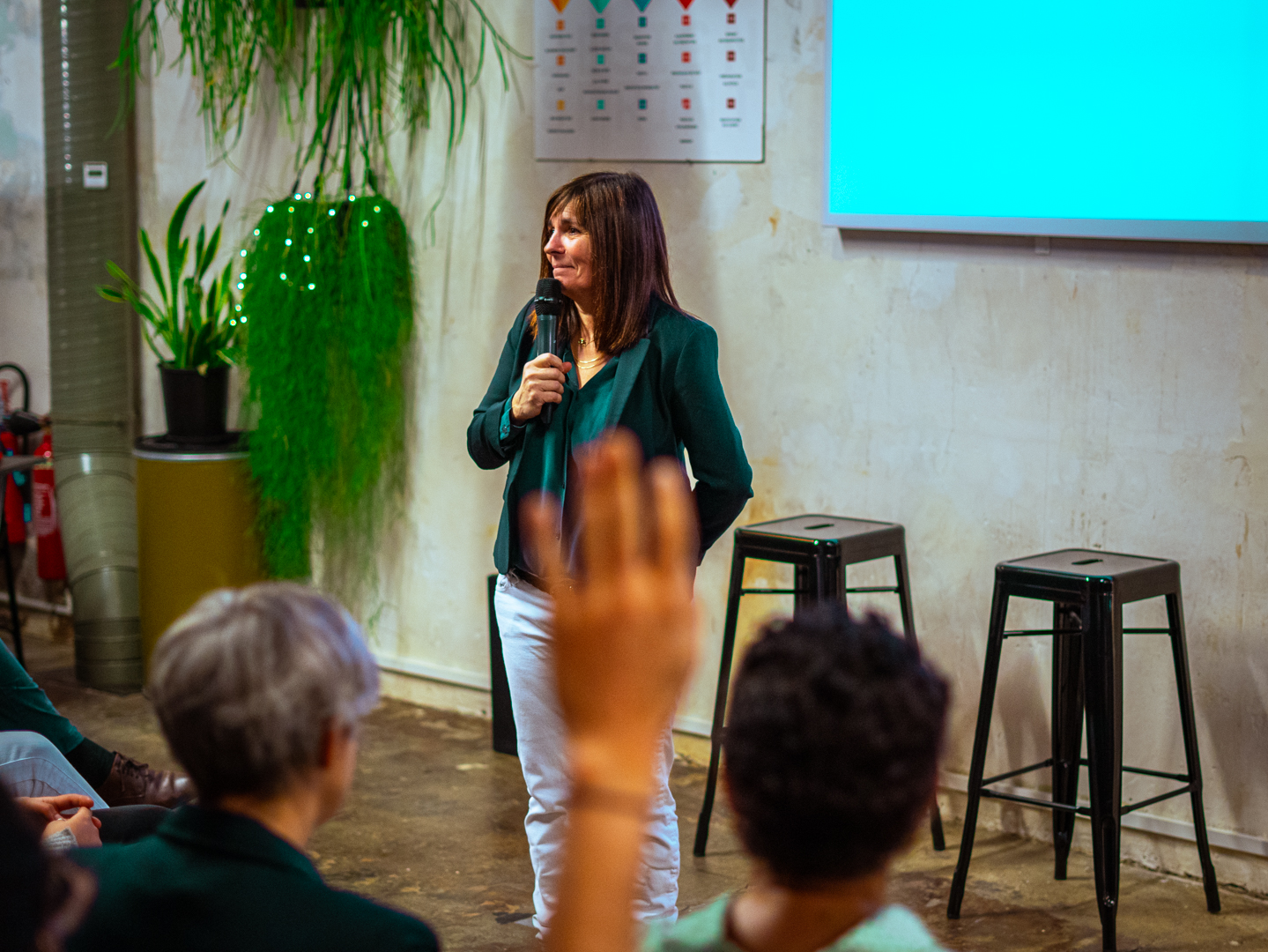 Sylvie Daumal présentant son livre Design Systémique dans les locaux du Laptop devant plus de 50 personnes.