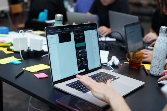 Vue sur un ordinateur portable. Figma est affiché sur l'écran