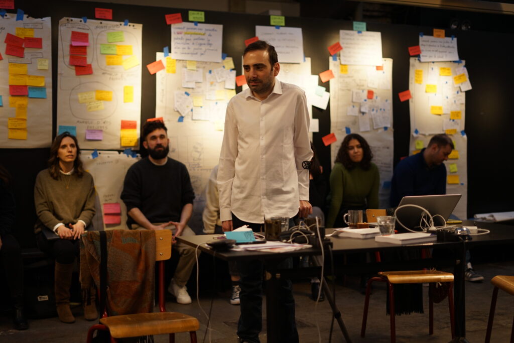 Sylvain est en train de faire une présentation, la photo est prise de face.