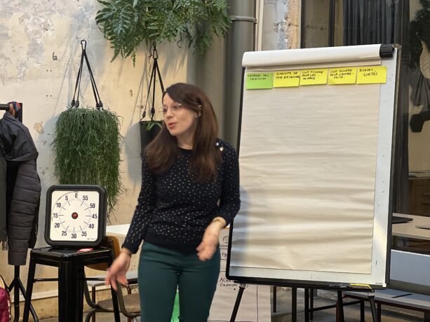 Apprenante en facilitation pendant la formation sprint-master de decembre 2023