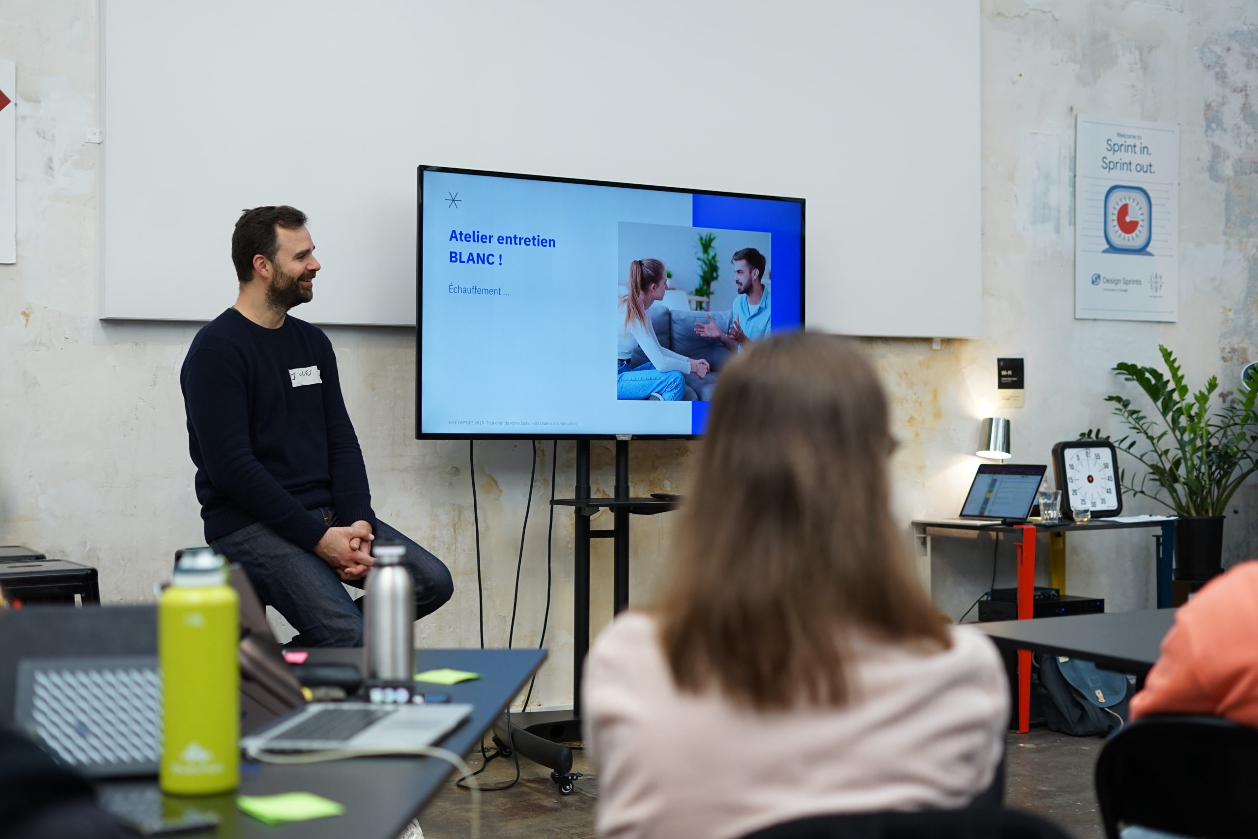 Une photographie de Jules Leclerc, designer de service et formateur au Laptop prise lors de notre formation UX Design.